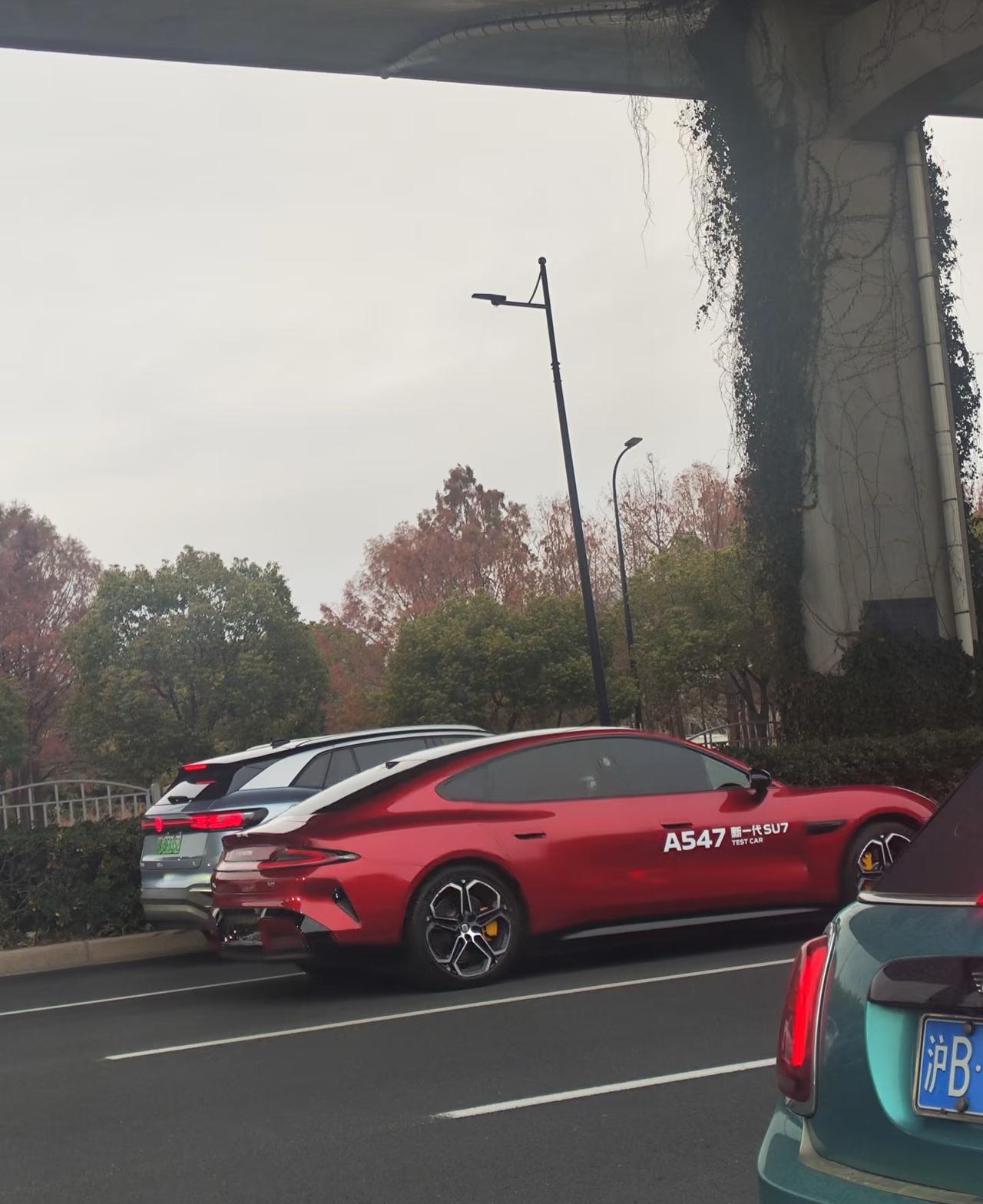 小米新一代su7？
哇哦！这是正式官宣了吗！
已经上路啦？
别说这个红还挺特别，