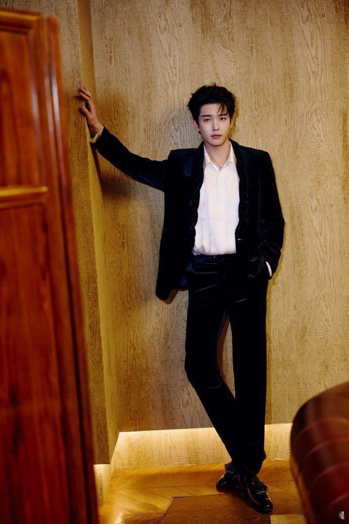 王以纶衬衫敞口是在等我吗 这身造型完美诠释了什么叫低调的性感，不需要过多修饰，仅