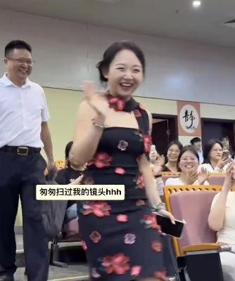 李嘉琦回母校重庆大学开讲座，分享自己的奋斗历程。

有网友觉得这很离谱，李嘉琦干