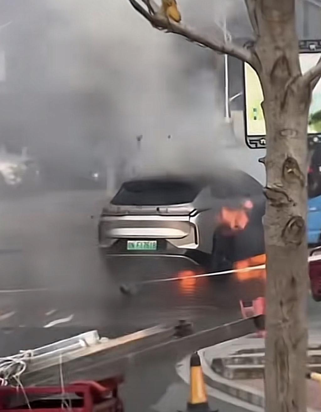 【安徽六安市，一辆领克08起火，并伴随爆炸声响！】
2025年12月7日，在安徽