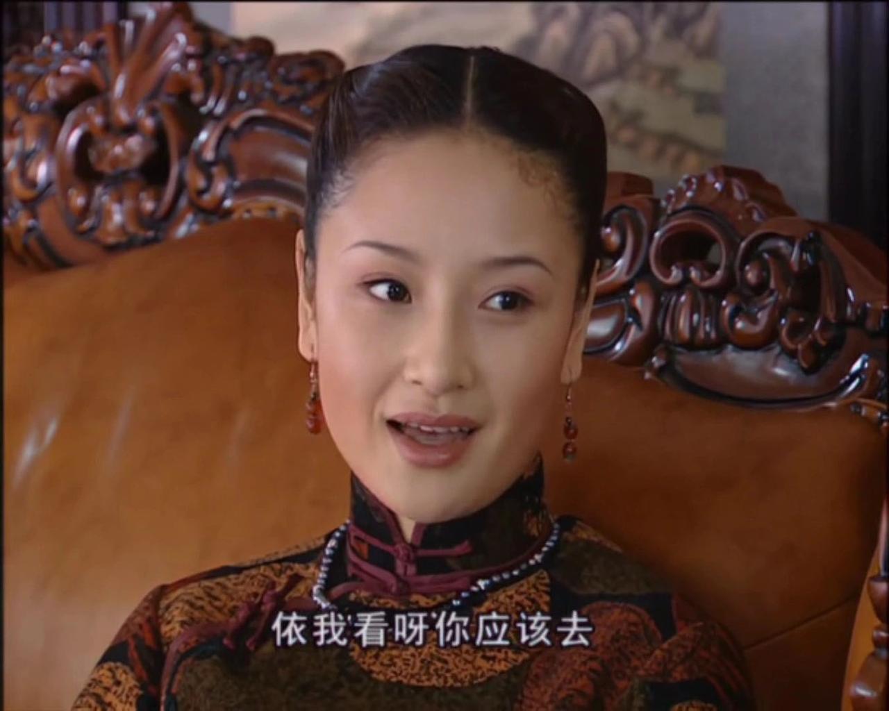 也就是吴佩芳颜值耐造，头发梳的这般四四方方，不仅不难看，反而有种一丝不苟的美。
