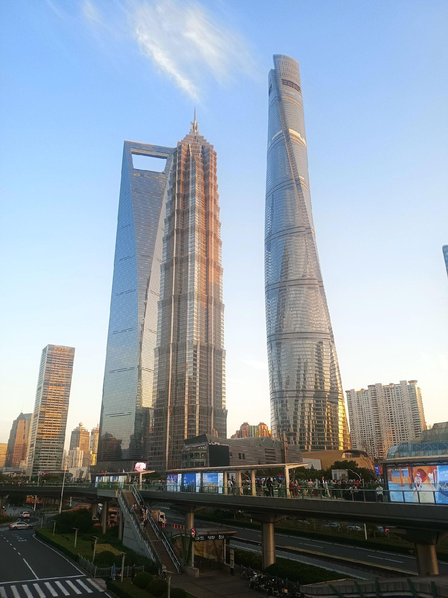 打卡上海三件套: (1)上海陆家嘴中心大厦632米外号打蛋器。 (2)...