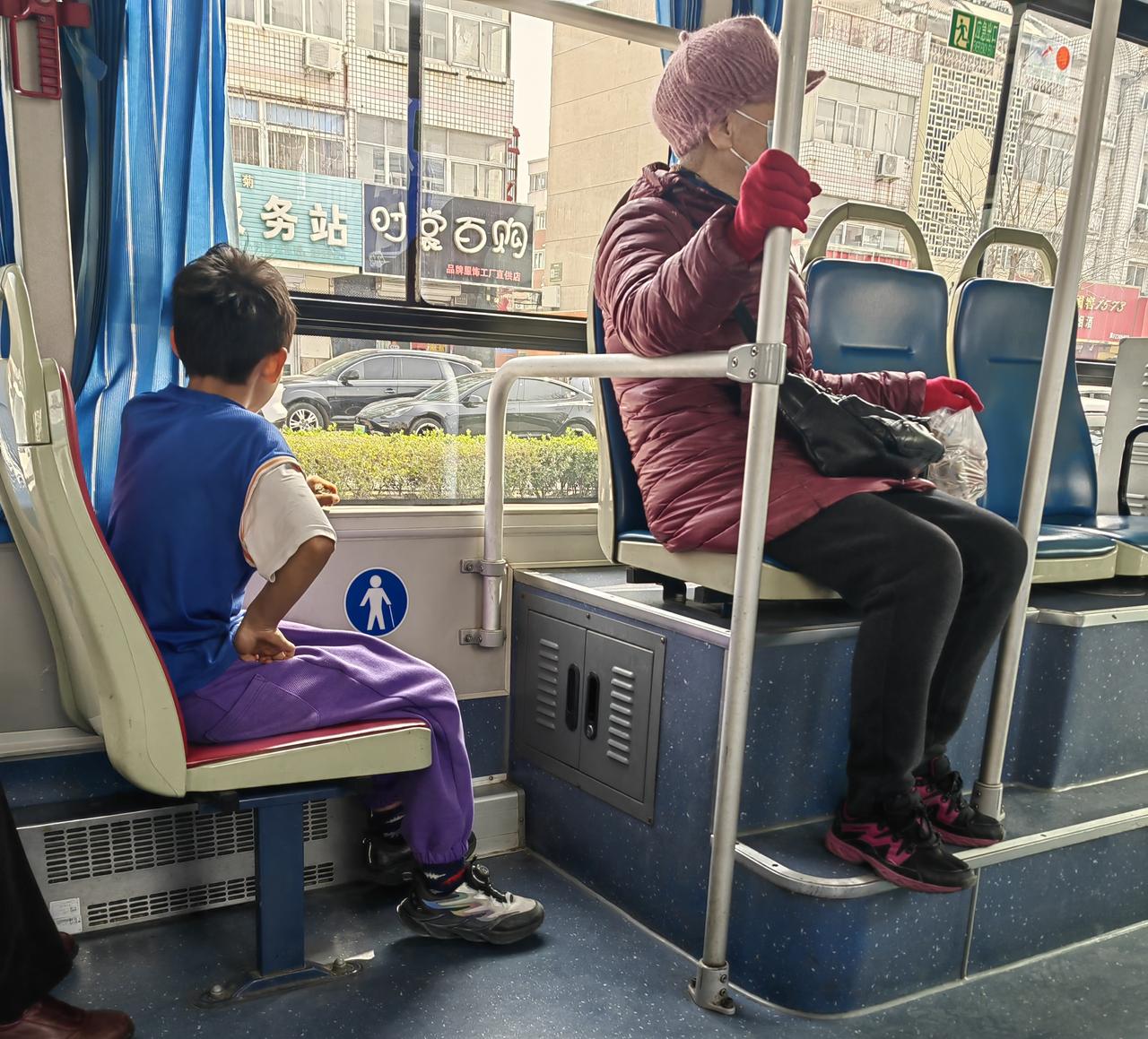 老人与少年。这种穿戴不只是六七十岁数上的差距，还是一种温度上不同，三月份天气，似