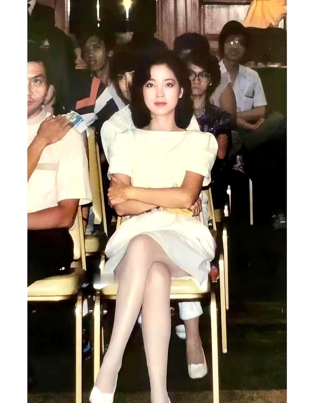 28岁的邓丽君，一件普通白色短裙，硬是穿出了走红毯的气场。那股劲儿，是从骨子里透