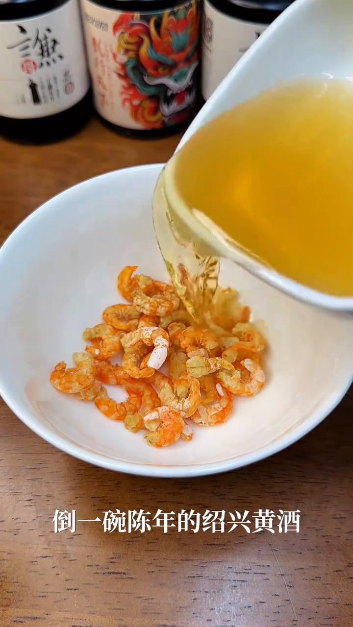 葱油拌面。
老上海葱油开洋面。
·买几个最大号的开洋，倒一碗陈年的绍兴黄酒。
·