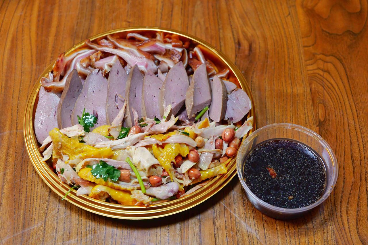 四样一大盘148元，沉甸甸的，手撕鸡就半斤了，感觉实惠吗？潮汕卤水店现切的，每天