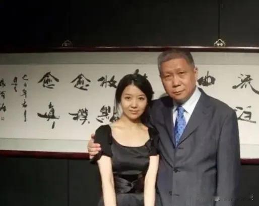 马未都这事可能还有内情。目前观复文化法人已经变更为陈业，对外代表观复回复正在走程