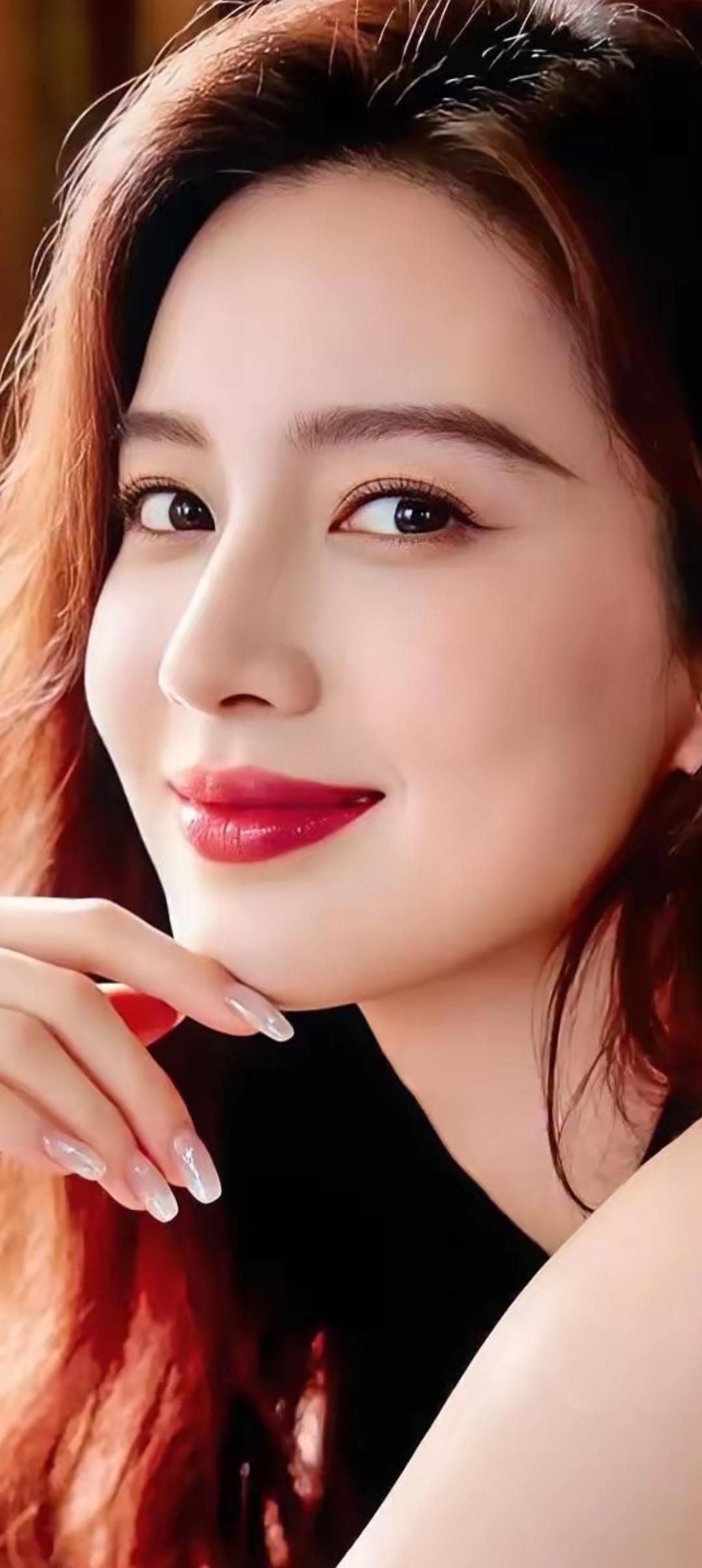 红唇轻启，笑靥如花，优雅动人。