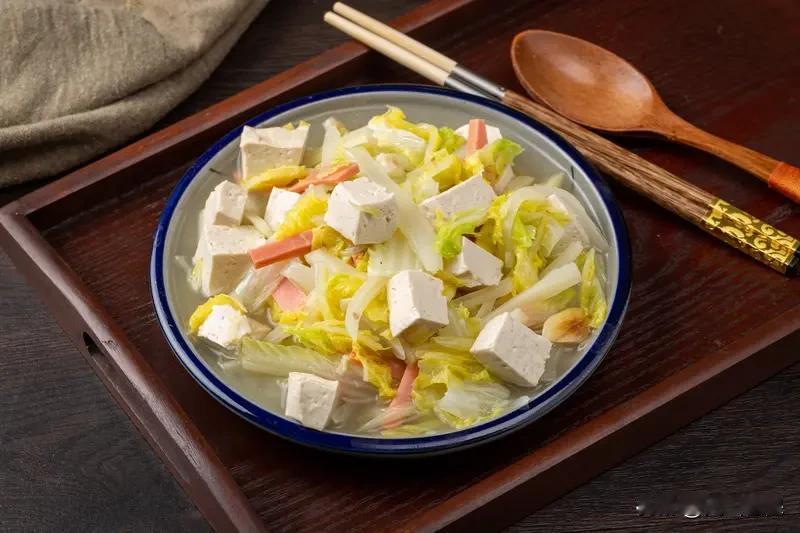 豆腐和白菜当然能一起吃，而且是绝配！
从营养角度看，豆腐富含蛋白质，白菜含有大量