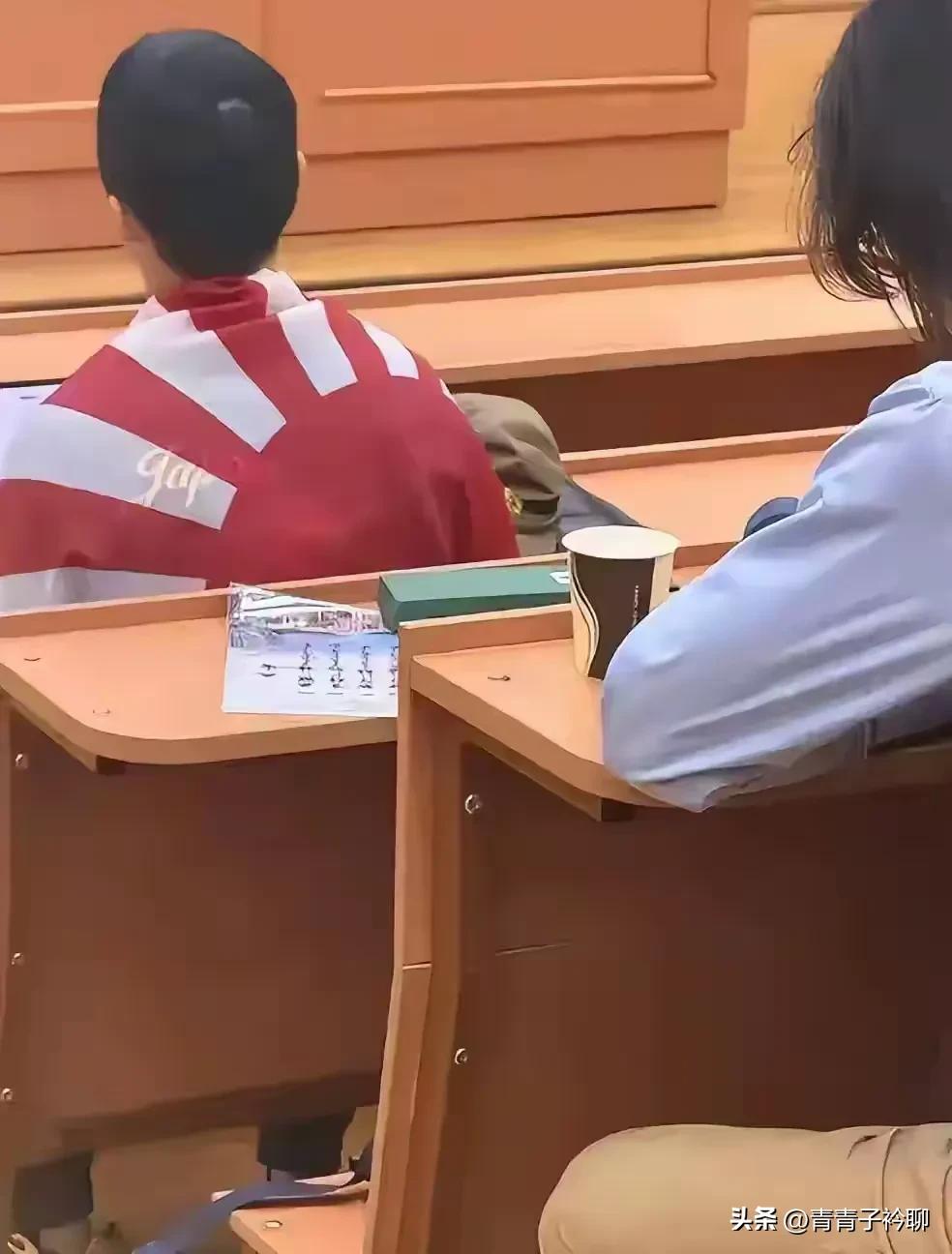 中国南京籍留俄学生终于被莫斯科大学遣返了，真是一头奇特的生物，我们称它为“生物”
