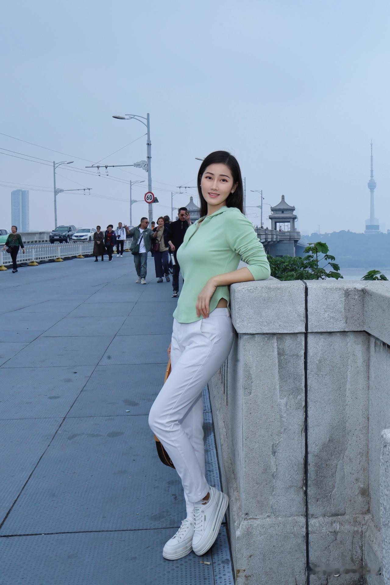武汉长江大桥，这是新中国修建的第一座公铁两用长江大桥，伟人为此写下“一桥飞架南北