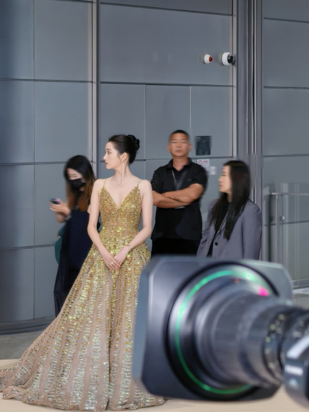 咔咔是关晓彤的官宣文案 放过认真拍戏单身女演员吧