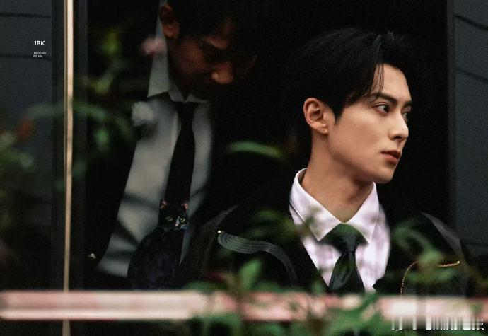 王鹤棣 “魔丸的一天” 展现真实活力，而他的造型气质却自带高干文滤镜，双重特质相