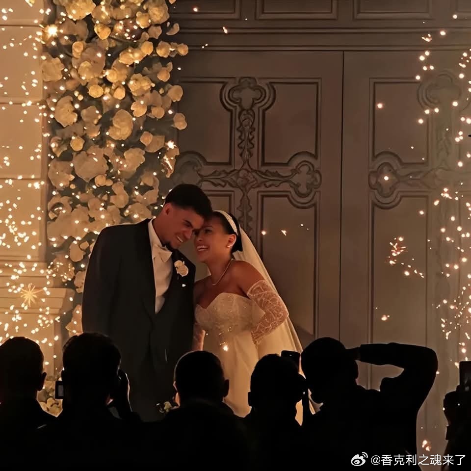 迪亚斯和女友自2016年起就开始交往，于2023年6月向庞塞求婚，两人当时在社交
