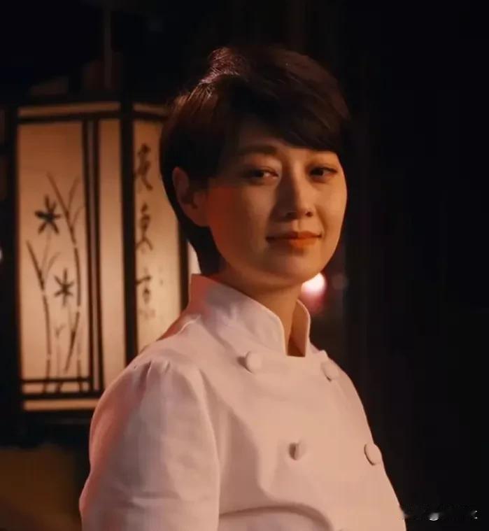 《繁花》电视剧中，在日本的繁华街道上，宝总与铃子的邂逅仿佛是命运的安排。那次意外