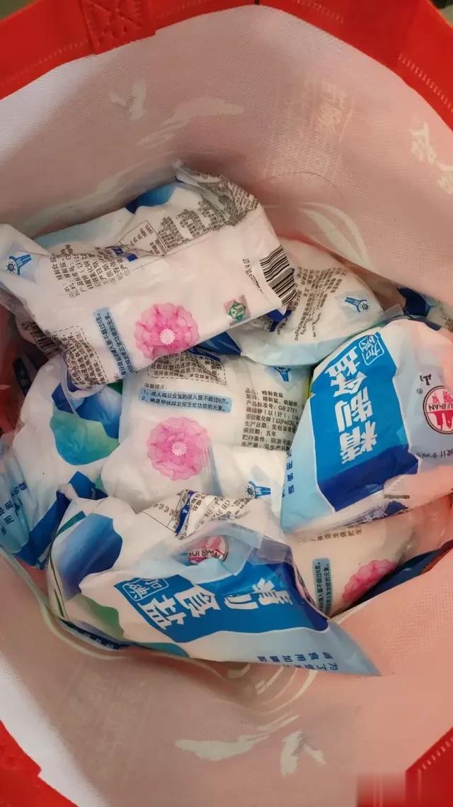 朋友的妈妈前些天抢盐的战果。
活这么大，这盐没听说过，也没吃过。
你们吃的盐都是