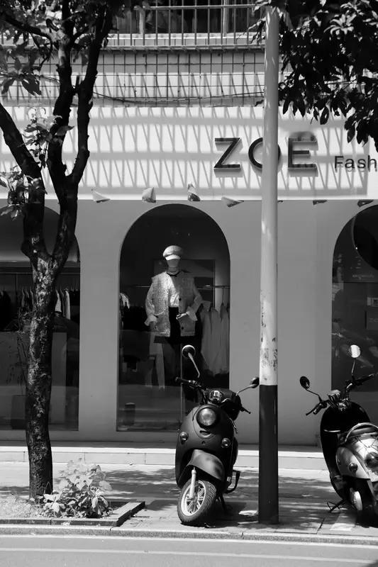 《骄阳似我》开播，热度却高开低走，大家讨论多围绕“造型”“镜头”“CP感”。宋威