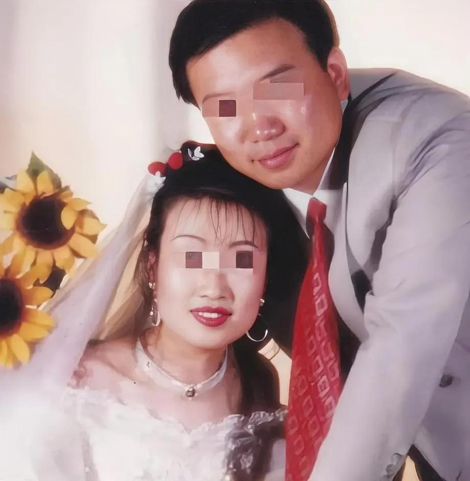 1996年，上海一女教师将一小学生从校内叫出，说：“来，老师给你洗头！”就在小学