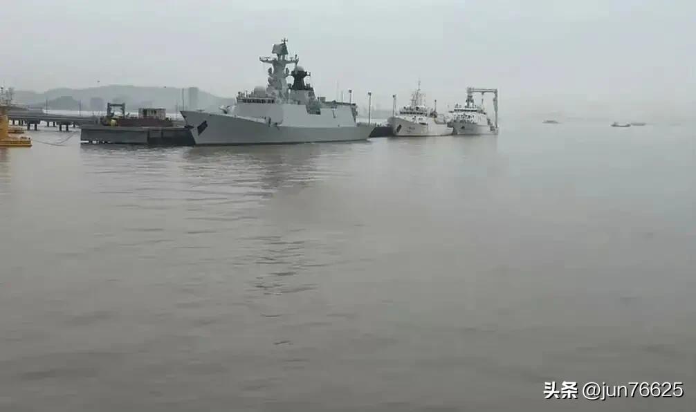 近日，054A的收官之作，最后5艘先后亮相。先是3艘正在舾装中的054A在上海沪