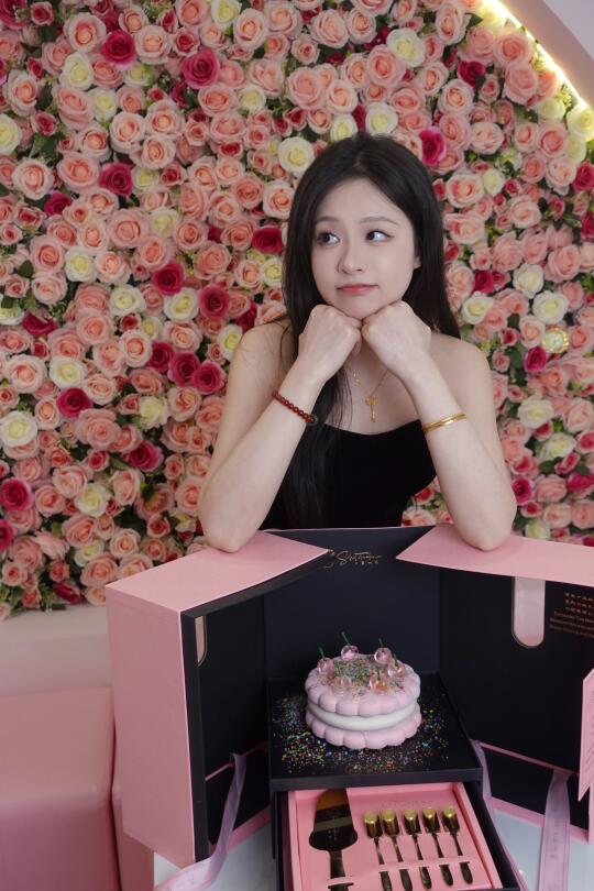 公主过生日🎀•ᴗ•🥄请自己恰蛋糕‧₊˚🍰