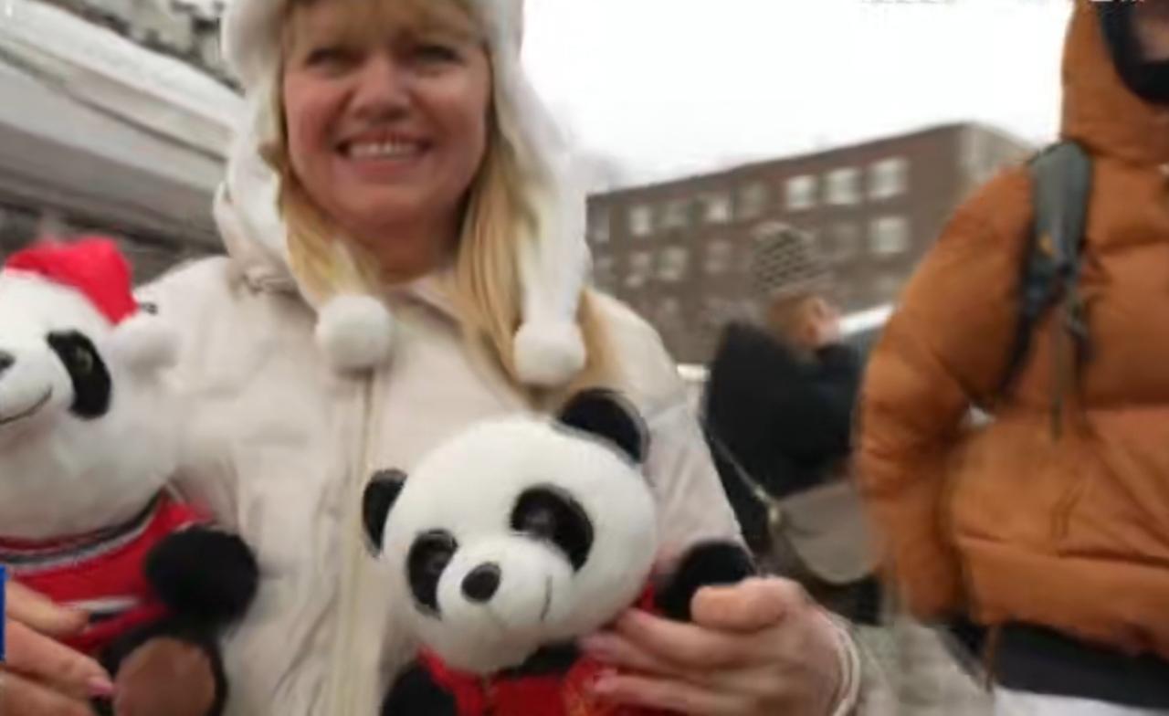 2026马年春节，中国年味飘向世界。土耳其卡帕多奇亚挂满红灯笼与马年装饰，当地民