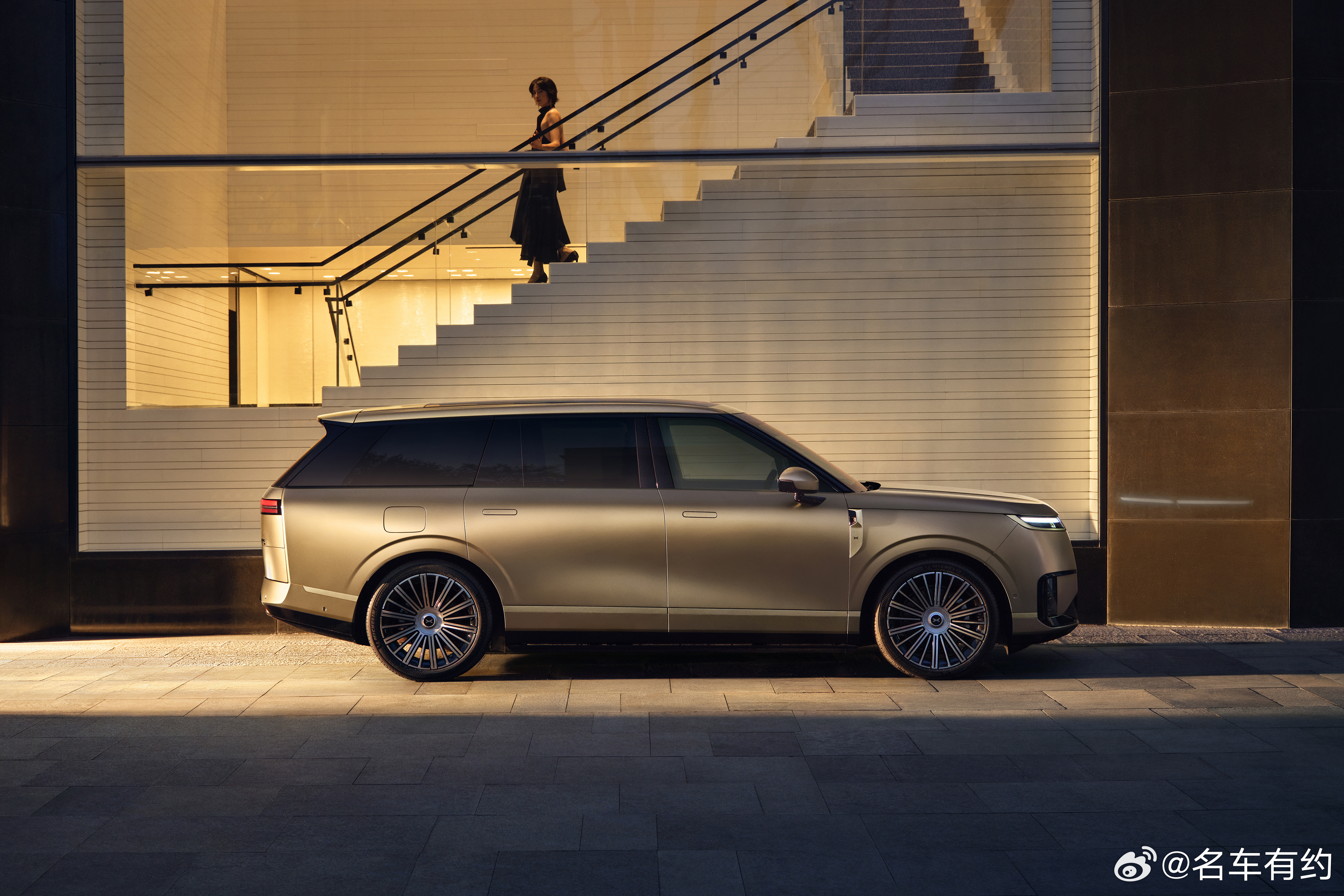 新科技旗舰小鹏GX来小鹏GX的第二波美图来了，日照金山的车身色非常大气，这外观妥