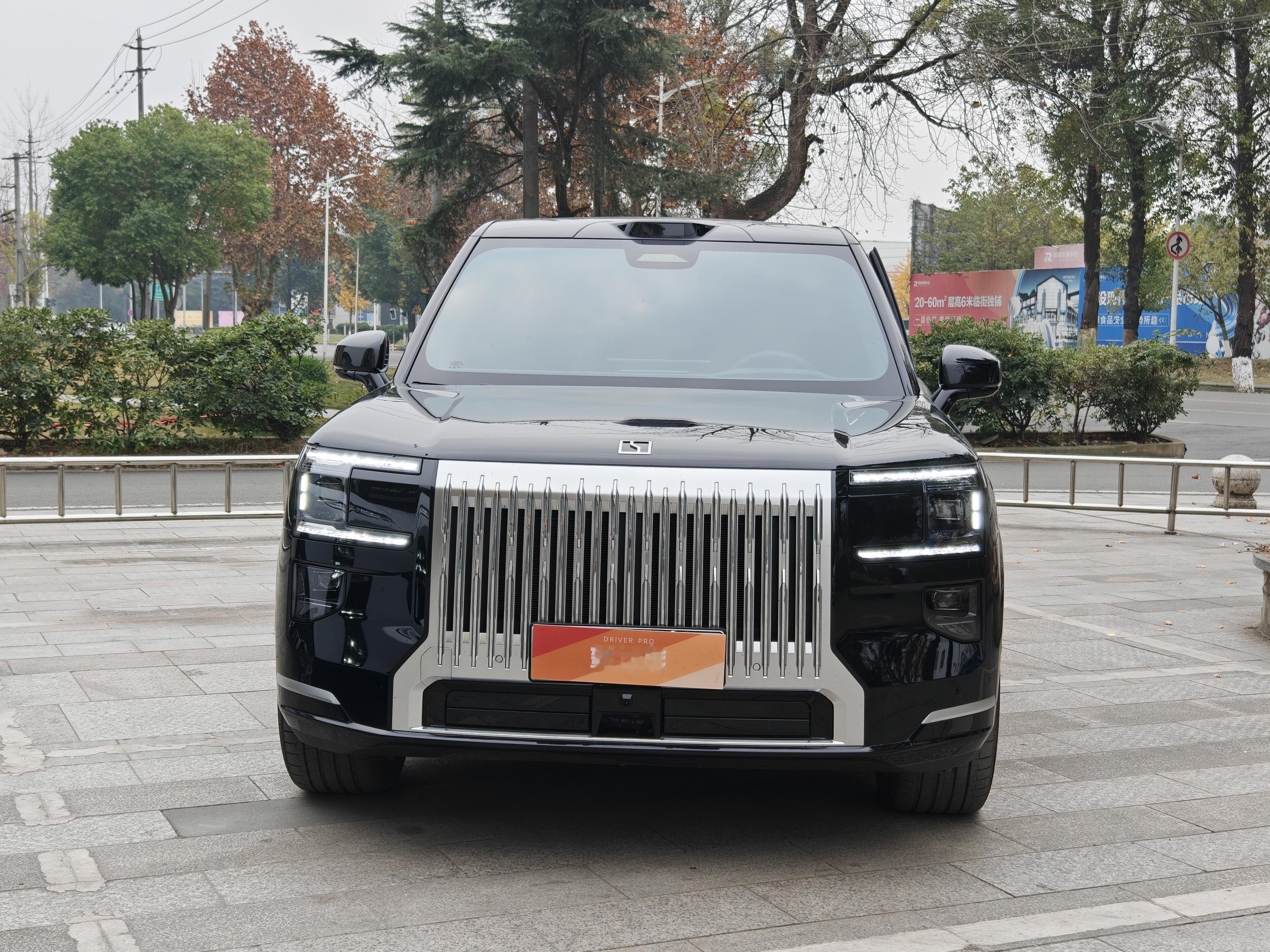 在试驾第三代 ES8 的同时，我们也租了极氪 9X 来体验，不过只能找到一个入门