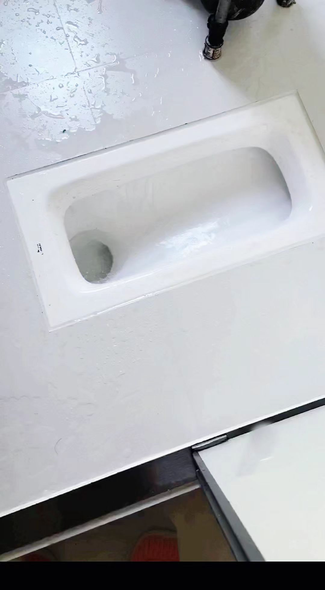 窄边蹲便器。简约设计，实用至上：这款蹲便器采用现代简约设计，外观简洁大...