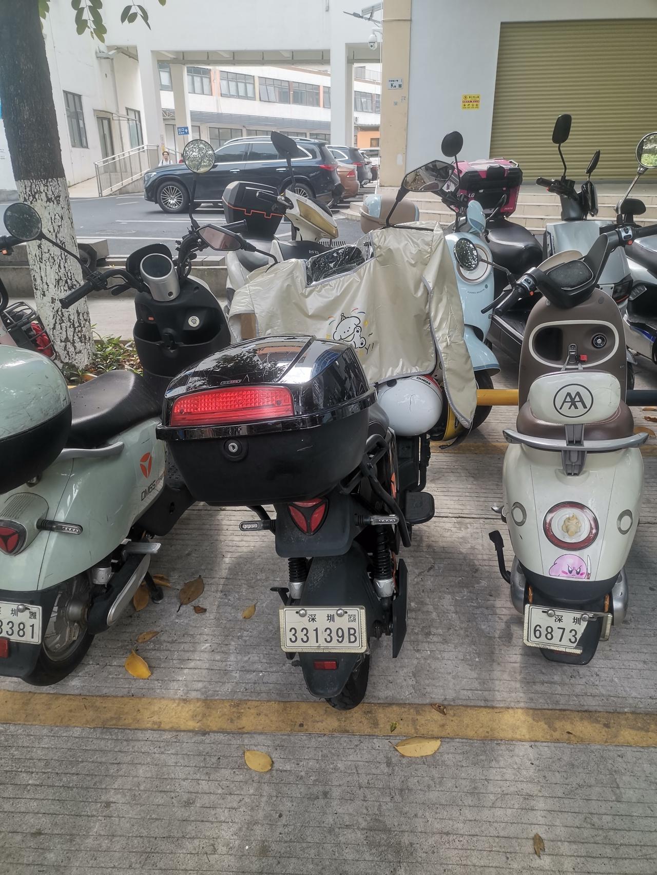 你以为随便放，然后把车锁上，我就不推你的车。告诉你，不锁的，有点良心的，我顶多放