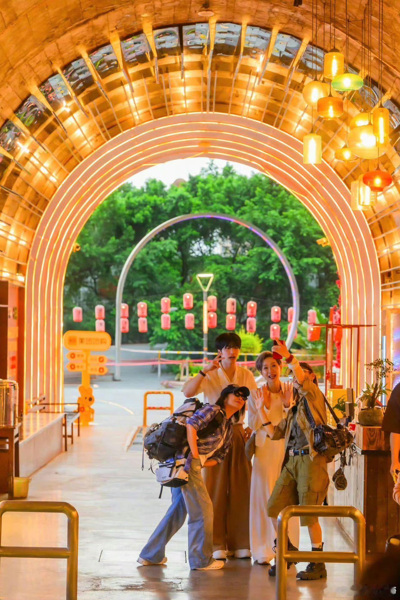 一路繁花2今晚播出一路繁花 路透里的名场面已经看不够！刘晓庆、宁静等全员浓人集结