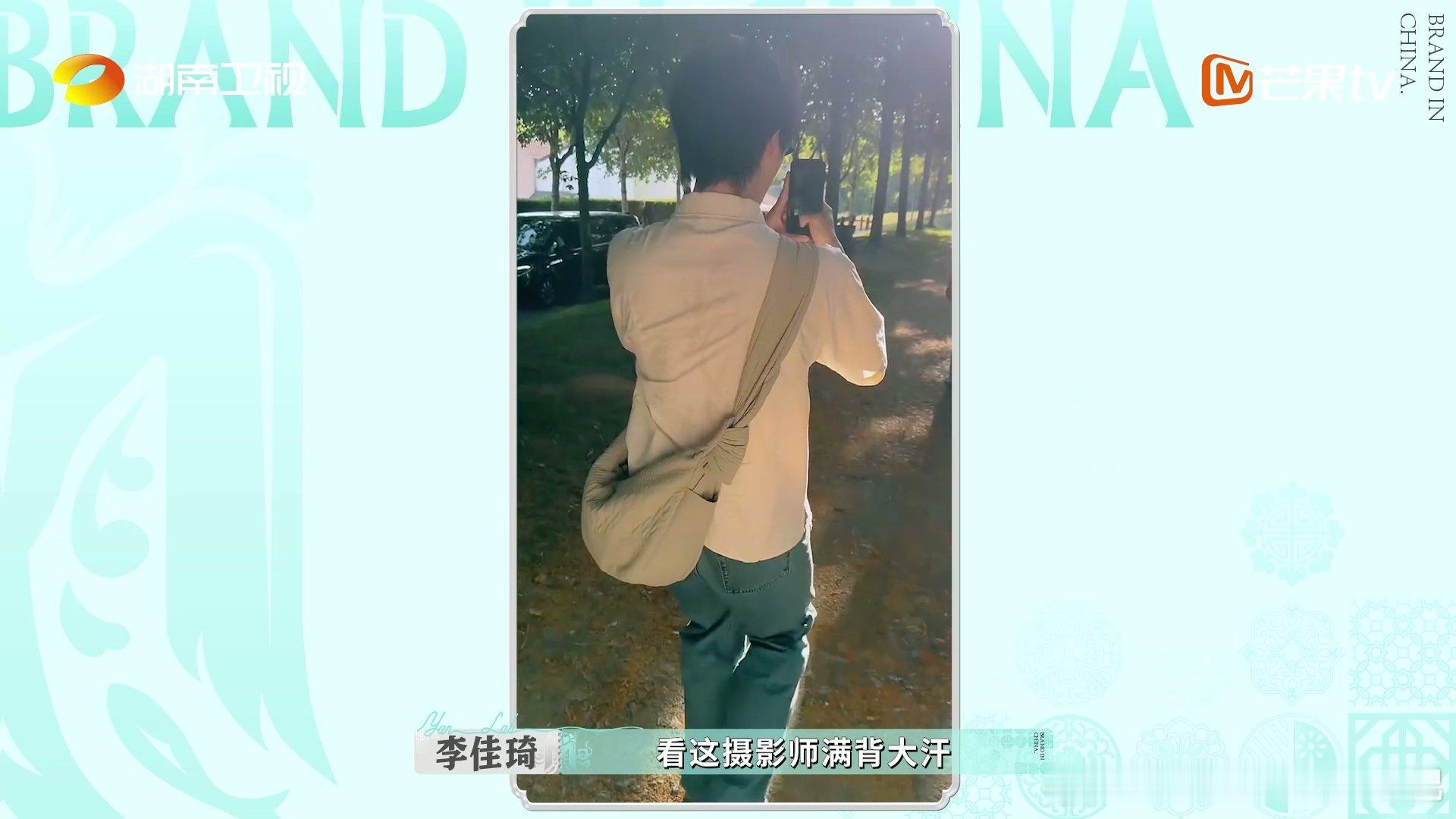 需要颜安这种拍照搭子 颜安拍得好哄得更好 店休出去游玩，颜安成了我们的“拍照大明