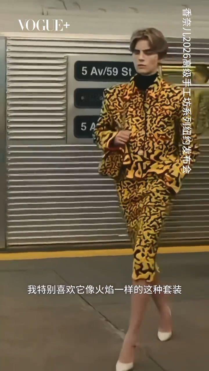 辛芷蕾穿去年一眼相中的衣服拍封面 一眼相中，一年后穿上。辛芷蕾的时尚态度就两个字