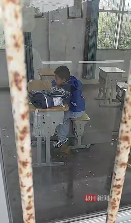 开学最特别课堂！桂林乡村小学一年级仅1名学生，4名老师守护“独苗”求学路
 
9