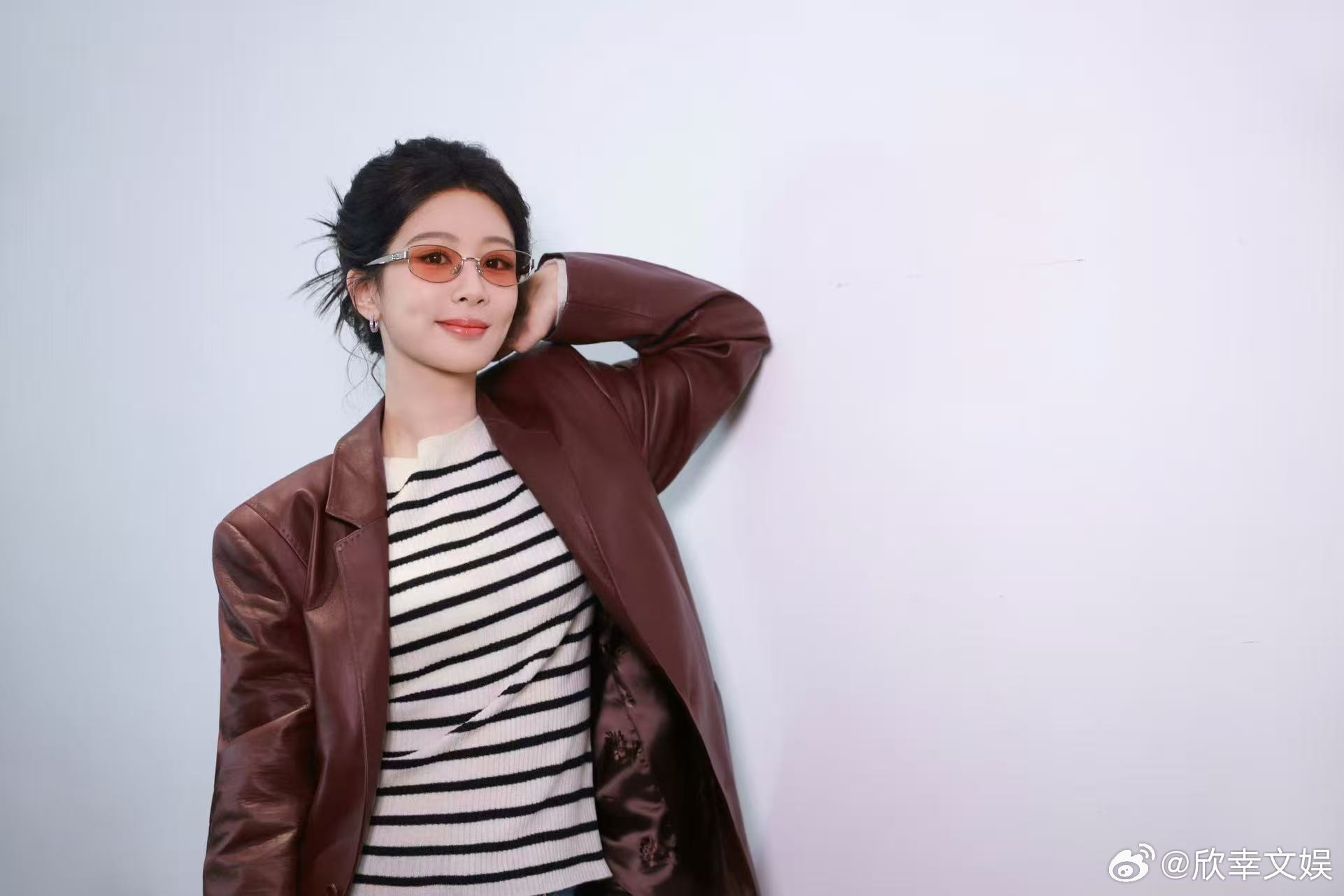 杨紫墨镜随手拍杨紫随手拍四宫格杨紫一起去踏青，当天的随手拍，