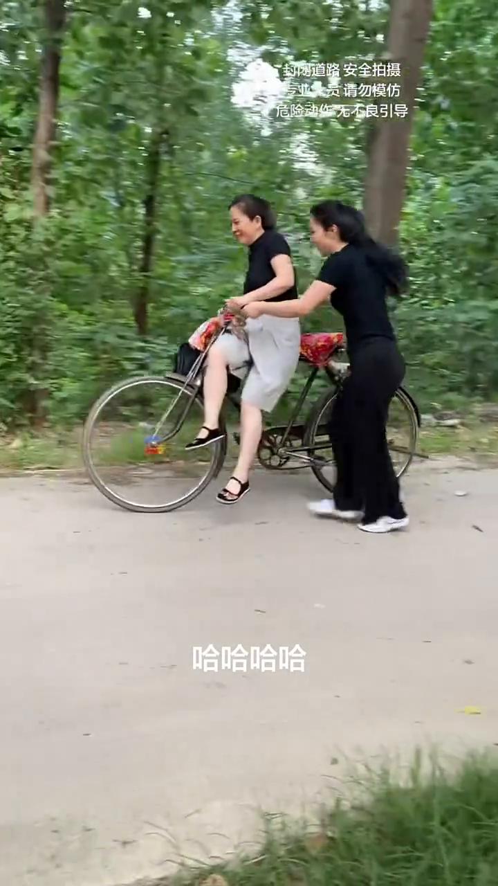 哎呦你别笑，哎呦我的妈。