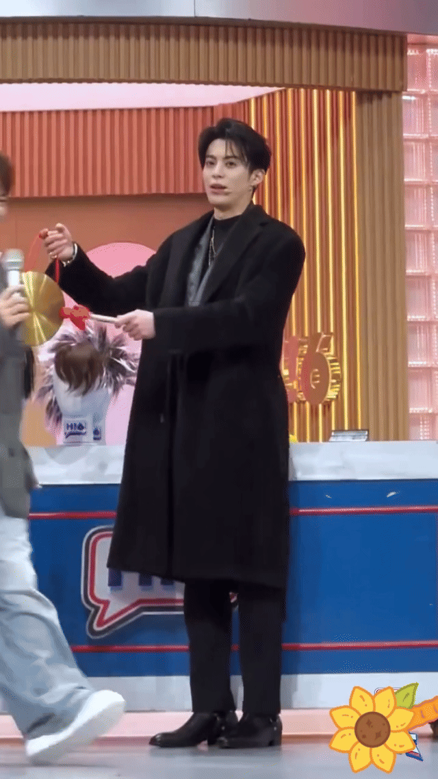 王鹤棣上节目像回家了一样 王鹤棣在你好星期六的状态真的太放松了，和嘉宾互动自然又