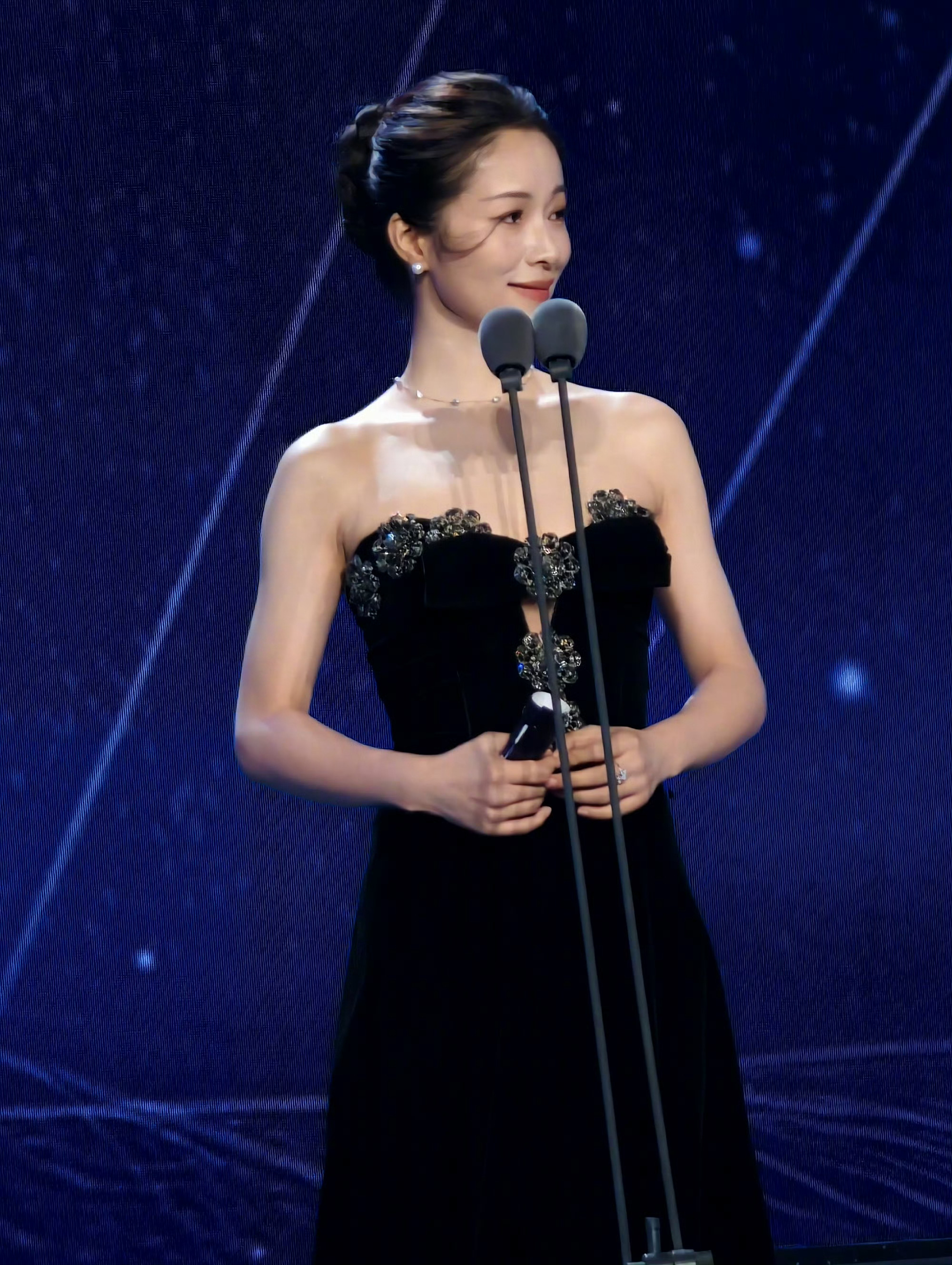 李晟拍的江一燕今晚海南岛国际电影节开幕式，李晟给江一燕当“站姐”了，活动结束五分