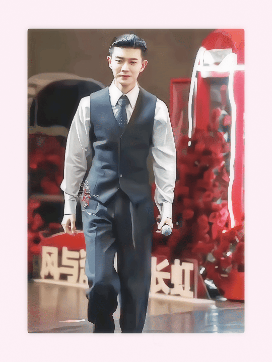 任嘉伦 ᥫᩣᩚ ▸ 𝐿𝑜𝑣𝑒𝑙𝑦 𝐷𝑎𝑦总在日常细碎的瞬间不经
