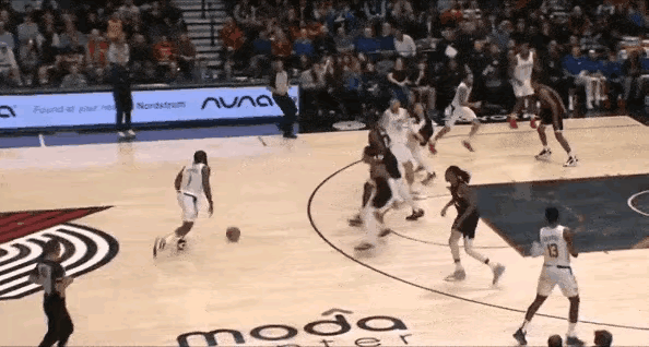 哈登的解释根本不成立，越看越有争议。
在今日对阵开拓者的比赛中，哈登把球传给伦纳