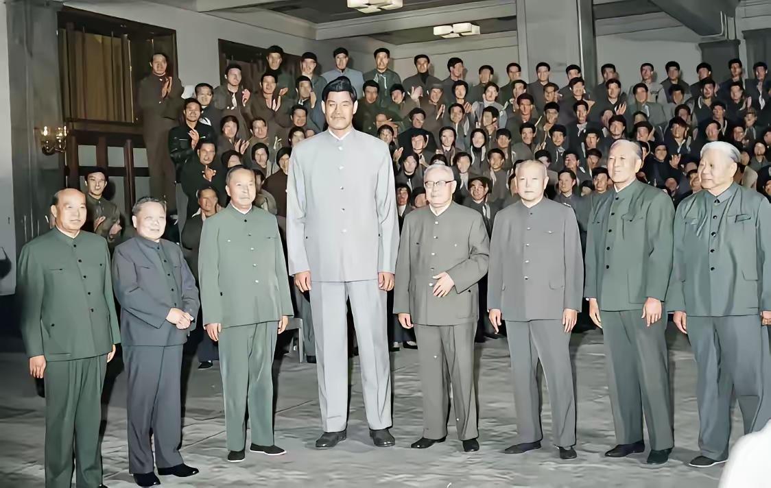 这人就是穆铁柱。1949年出生的他，身高2米28、体重160公斤，在当时那就是篮