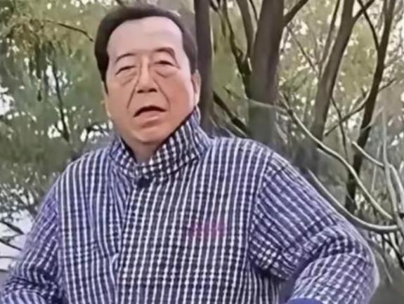 87岁李双江每月有着高额收入，本该安心安享晚年，却常年奔波各地跑商演补贴家用。八