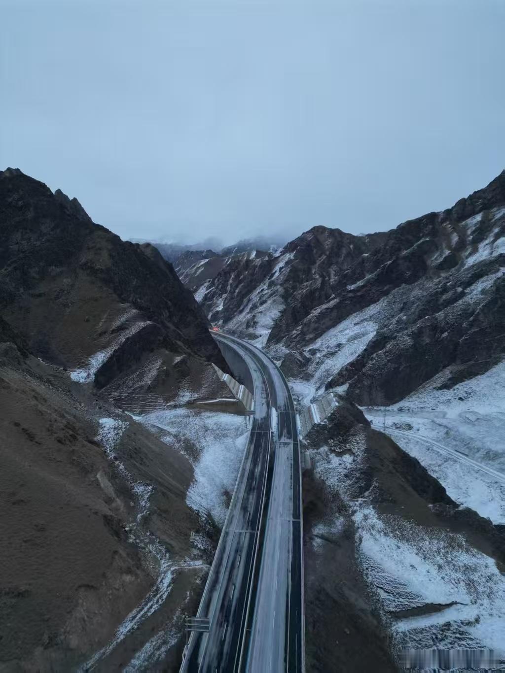  见证70年沧桑巨变！库尔班后人驾新能源车驰骋天山，20分钟跨越昔日天险，乌鲁木