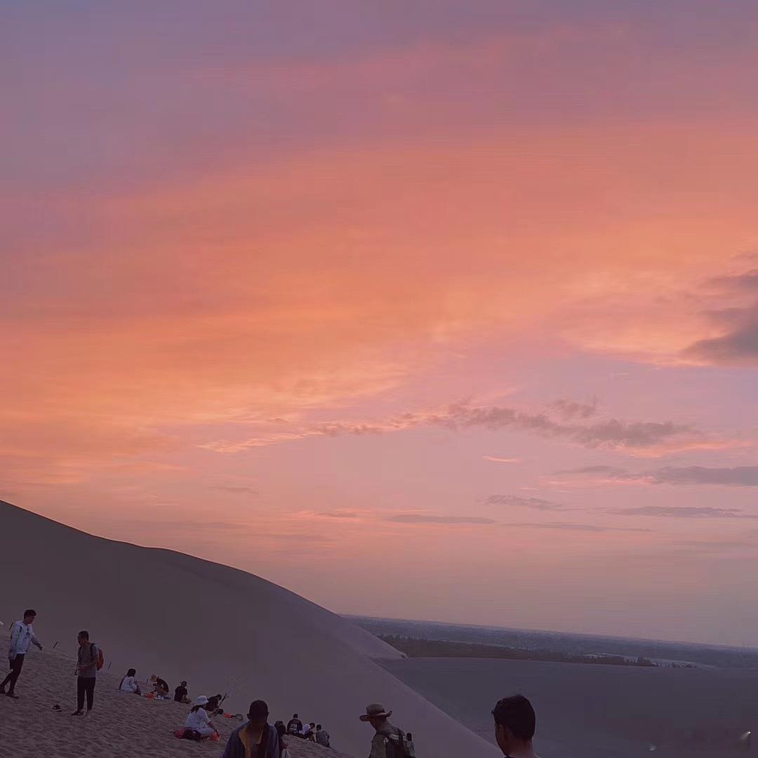 回头看自己走过的路，踏遍山河万里，见过人间万般温柔，真的没必要总困在情绪里自我内