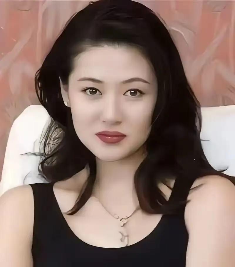2002年陈宝莲从24楼一跃而下，留下一个才出生20多天的男婴，葬礼上，曾志伟和
