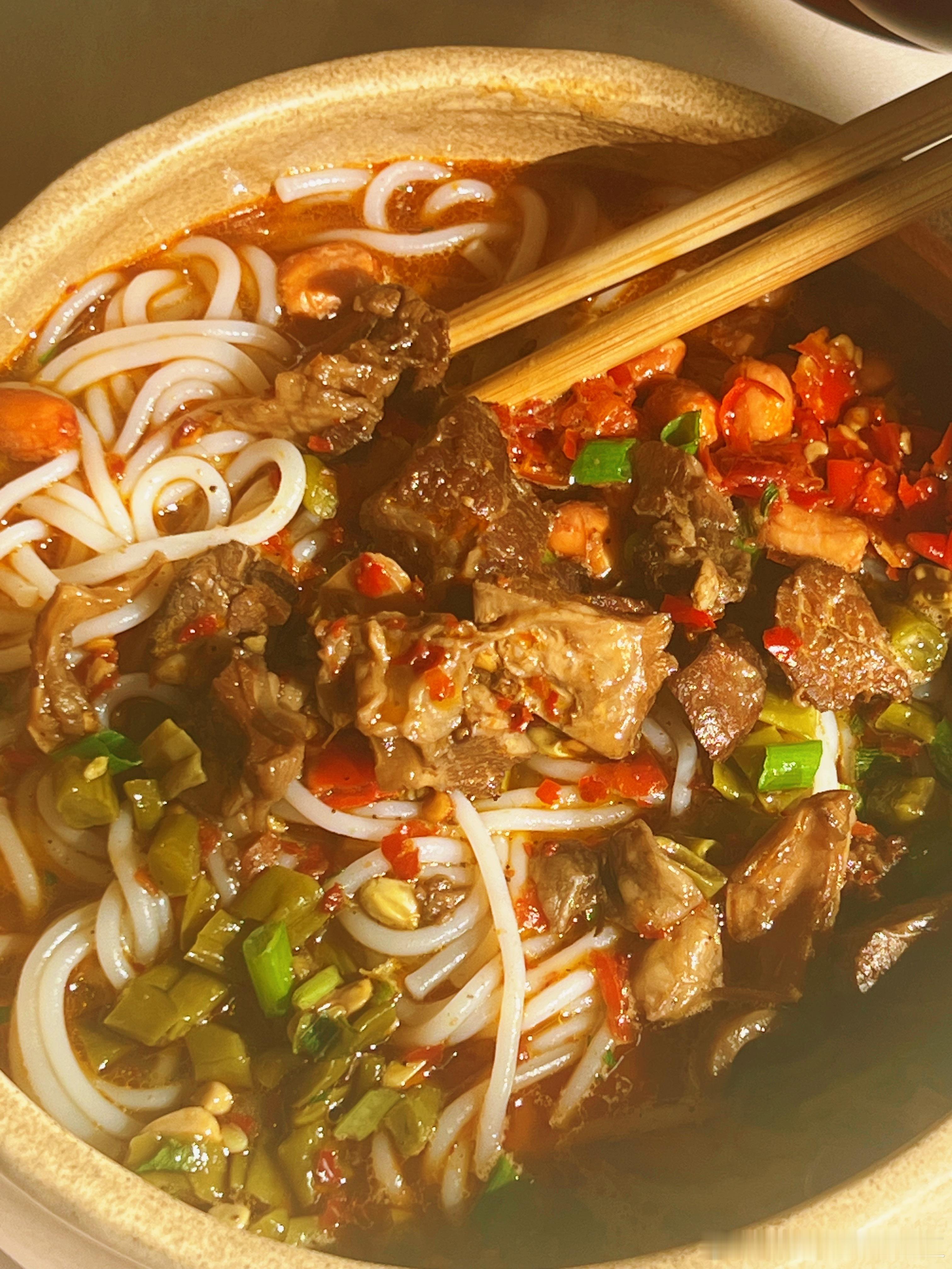 老公不在家我就放纵了冰箱里躺了一两个月的常德牛肉粉赶紧拿出来吃掉 