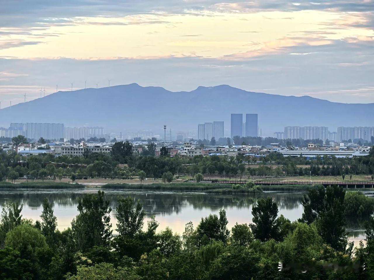 晨光中的山河画卷

早晨六点多钟，洛阳的天气云霞渐渐出彩，远山近水尽显其中。大地