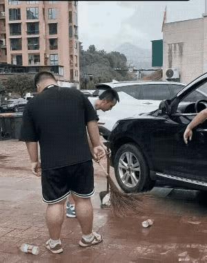 路见不平一声吼，该出手时就出手

大街上，司机把车上的垃圾扔在路上，一个男孩正在