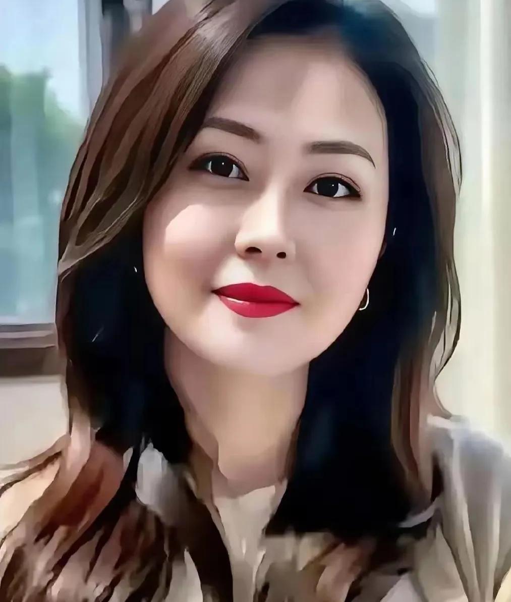 蝶恋花·手心里的温柔
文/无冕诗人

1
月洒银辉芳草路。
风也轻柔，君在身旁处