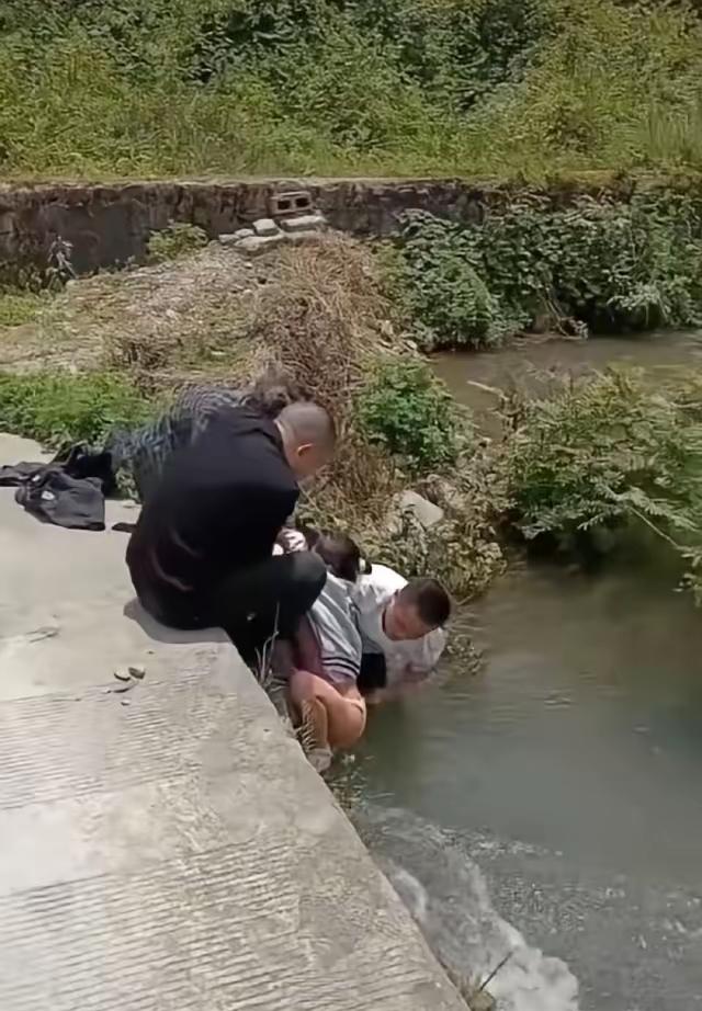 心是脏的，看什么都脏！重庆，小女孩落水卡在桥洞里，鞋子裤子都被冲掉了，两名男子将