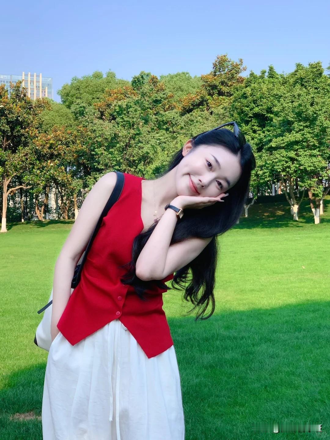 草坪拍照站姿，幅度不用太大，红衣服白裤子，8个拍照动作，好看
绿色的草坪，拍出来